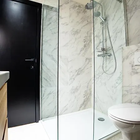 Luxury Suites Ambassador Apartment *
